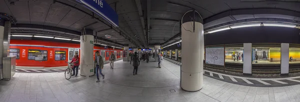 Mensen wachten voor metro in Frankfurt — Stockfoto