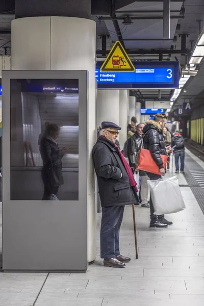 Mensen wachten voor metro in Frankfurt — Stockfoto