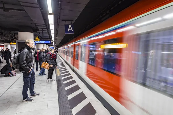 Lidé čekají na vlak metra ve Frankfurtu — Stock fotografie