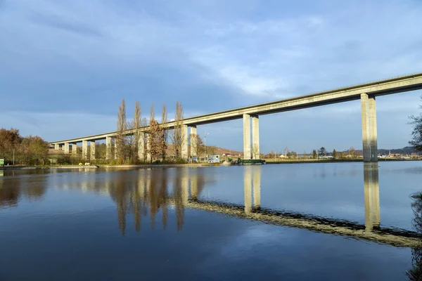 Вид на автомобильный мост через реку Майн в Москве — стоковое фото