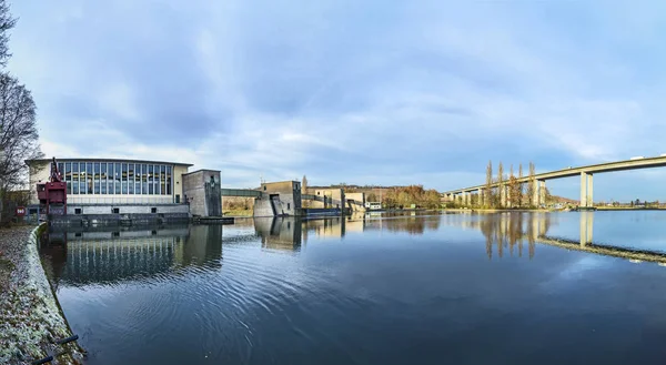 Vue sur pont autoroutier sur la rivière Main en marktbreit — Photo