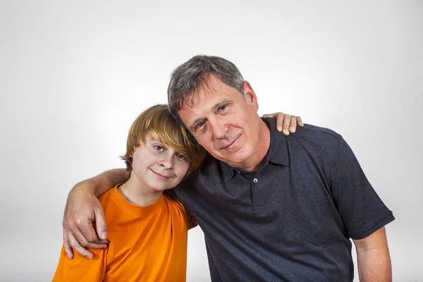 Vater und Sohn umarmen sich — Stockfoto