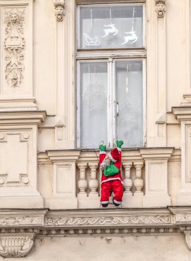 Noel Baba bir cephe tırmanıyor