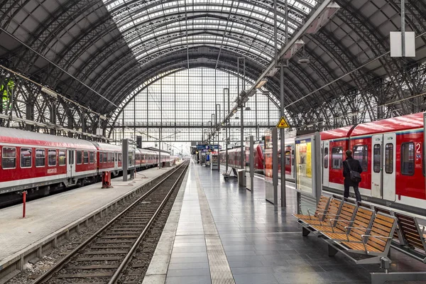 Ludzie przyjeżdżają i odjeżdżają o dworzec kolejowy we Frankfurcie — Zdjęcie stockowe