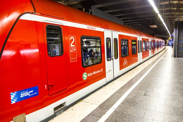 Tren de cercanías espera en la estación de tren de Múnich Karlsplatz —  Fotos de Stock