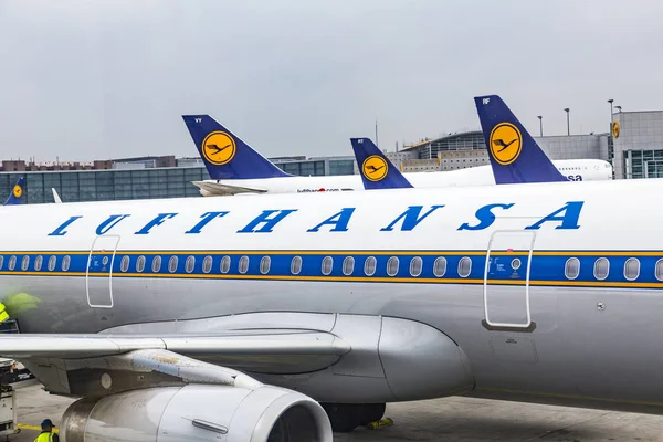 Lufthansas Airbus A321 a tourné la belle livrée de la — Photo