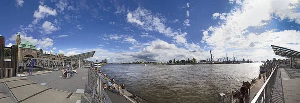 Mensen genieten van het uitzicht vanaf de Landungsbruecken in Hamburg aan th — Stockfoto