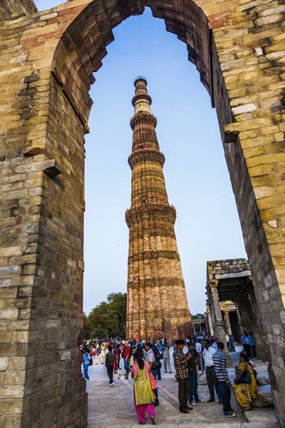 La gente visita Qutb Minar, Delhi, el mundo más alto ladrillo construido m —  Fotos de Stock