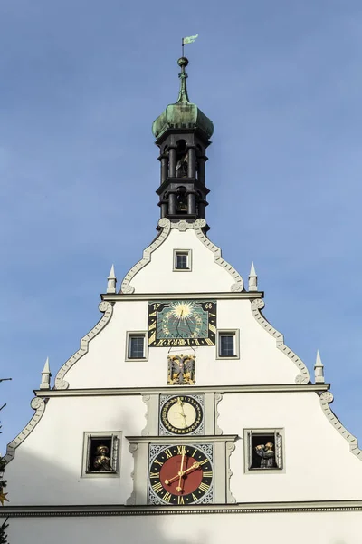 Vârful unei clădiri cu un ceas împotriva unui cer albastru din Rothenburg — Fotografie, imagine de stoc