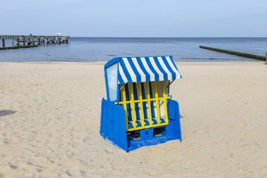 Deniz ve gökyüzü karşı boş çatılı hasır plaj sandalyesini vurdu