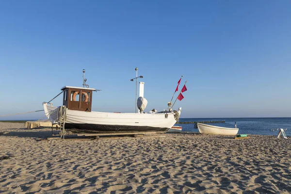 En fiskebåt på stranden av Östersjön i Koserow, Tyskland. — Stockfoto