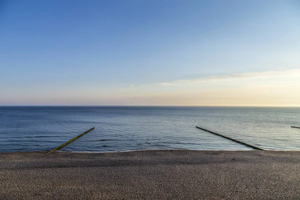 Stranden landskap med trä wave brytare — Stockfoto