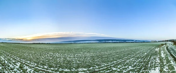 A Harz-hegység, a kék ég és a fák hóban táj — Stock Fotó