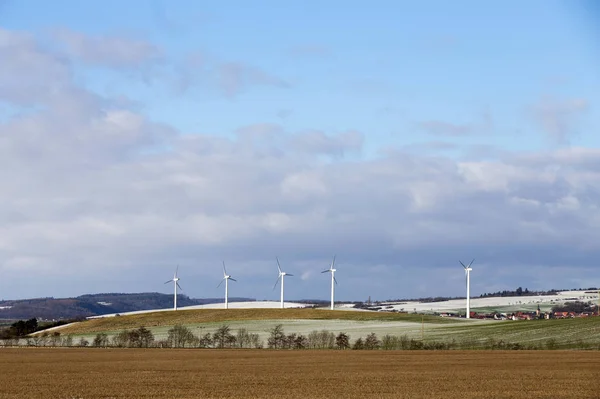 Éoliennes dans le paysage rural en hiver — Photo