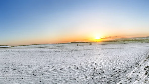 Belo nascer do sol na paisagem de inverno — Fotografia de Stock