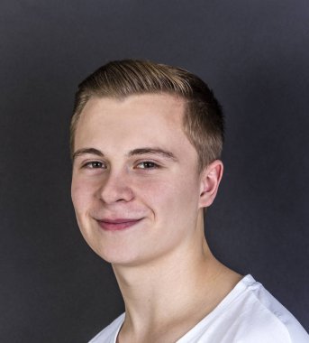 portre sevimli gülümseyen genç çocuk