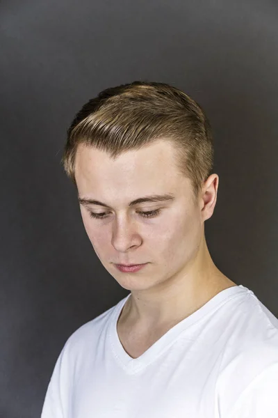 Retrato de triste olhando adolescente menino — Fotografia de Stock