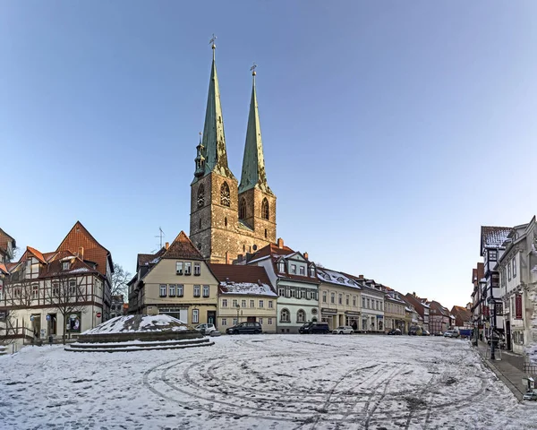 St. Nicolai kostel a staré polovina roubené domy v Quedlinburgu — Stock fotografie