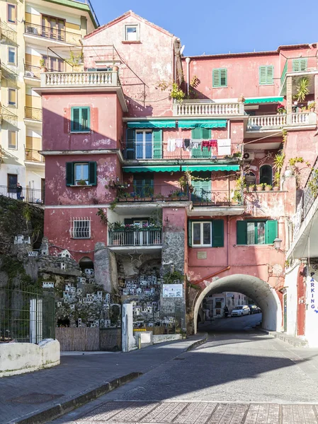 Vieilles maisons à Amalfi avec grande crêpe et figurine de crèche religieuse — Photo