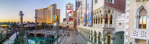 View of Las Vegas and the Las Vegas Strip on sunset — Stock Photo, Image