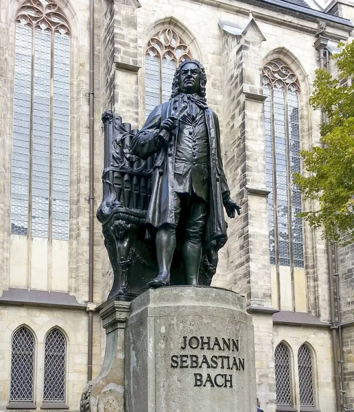 Bach μνημείο στέκεται από το 1908 μπροστά από το St Thomas Kirche — Φωτογραφία Αρχείου