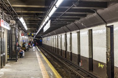 Metro İstasyonu 9 Street New York'ta insanlar bekler