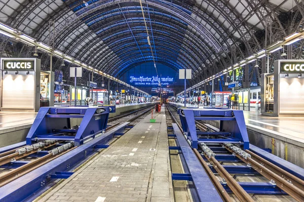 People arrive and depart at Frankfurt train station — Stock Photo, Image