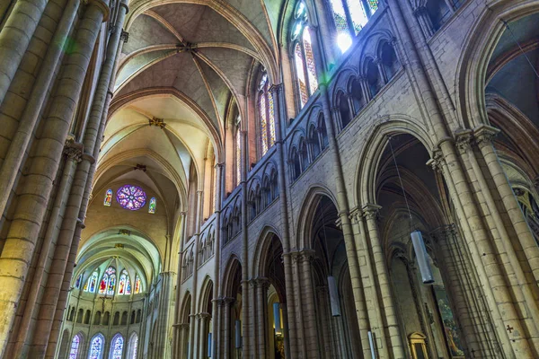 Dentro de la nave de la Catedral Saint-Jean-Baptiste de Lyon  - — Foto de Stock