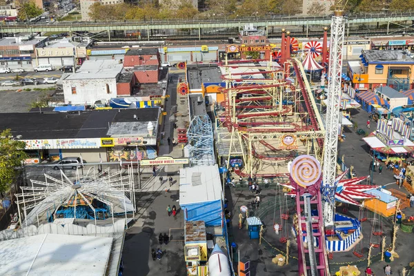 Люди наслаждаются зоной развлечений Luna park at Coney islandwalking — стоковое фото