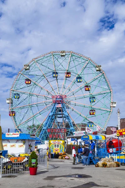 Wonder Wheel jest sto i ekscentryczny koło pięćdziesiąt stóp — Zdjęcie stockowe