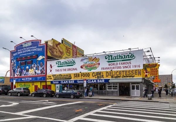 I Nathans ursprungliga restaurangen på Coney Island, — Stockfoto