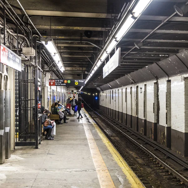 Les gens attendent à la station de métro 9th street à New York — Photo