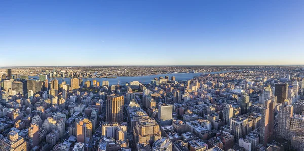 Vista espectacular del horizonte de Nueva York en la luz del atardecer — Foto de Stock