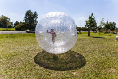 çocuk eğlence zorbing top vardır. 