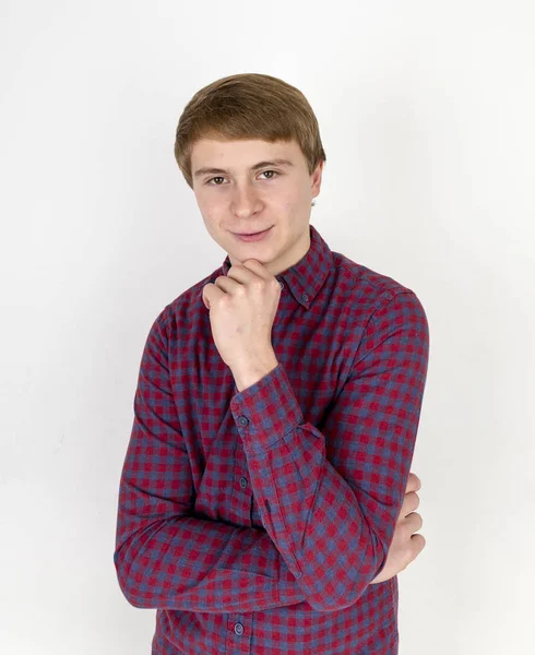 Gondolkodás jóvágású fiatalember, fehér háttér portréja — Stock Fotó