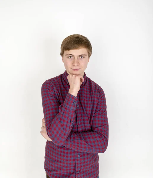 Porträt eines gutaussehenden jungen Mannes auf weißem Hintergrund — Stockfoto