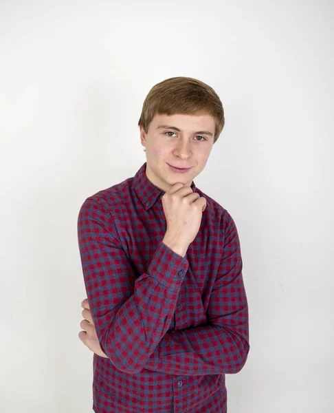 Gondolkodás jóvágású fiatalember, fehér háttér portréja — Stock Fotó