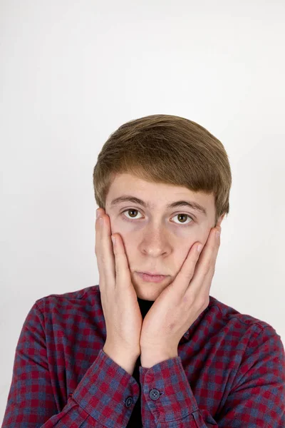 Retrato de jovem bonito triste no fundo branco — Fotografia de Stock