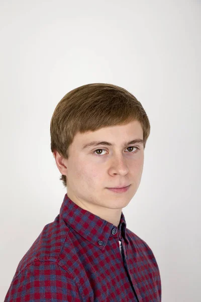 Retrato de jovem bonito feliz no fundo branco — Fotografia de Stock