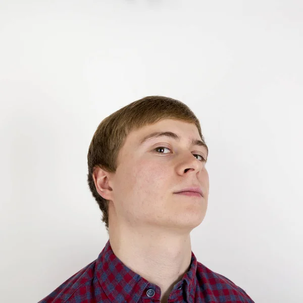 Portré jóképű fiatalember fehér háttér — Stock Fotó