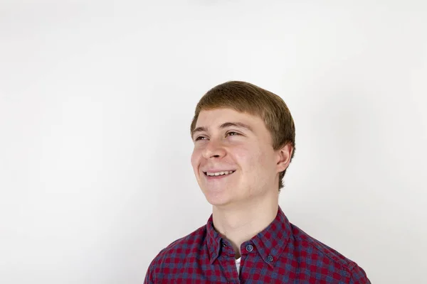 Porträtt av glad stilig ung man på vit bakgrund — Stockfoto