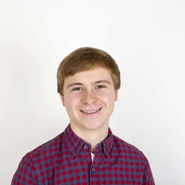 Retrato de jovem bonito feliz no fundo branco — Fotografia de Stock