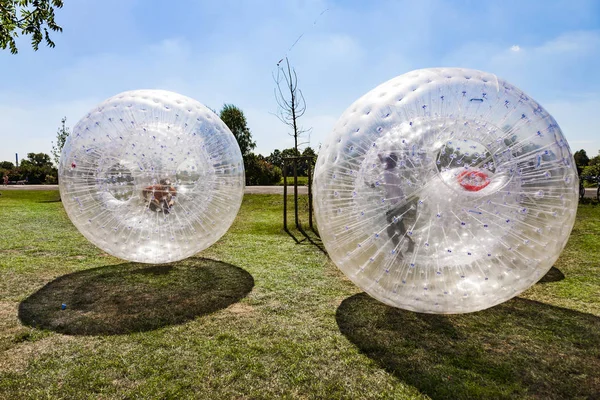 Dzieci będą bawić się w Kula zorbing — Zdjęcie stockowe