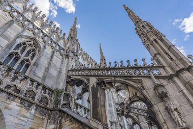 Milano Duomo mavi gökyüzü altında