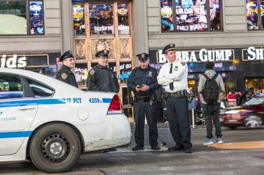 Polis önem times Meydanı'nda gece veriyor.