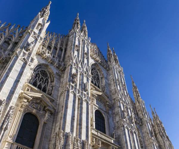 Milano Duomo mavi gökyüzü altında