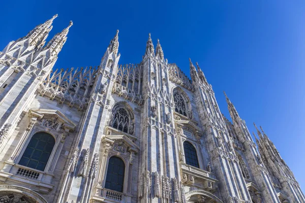 Milano Duomo mavi gökyüzü altında