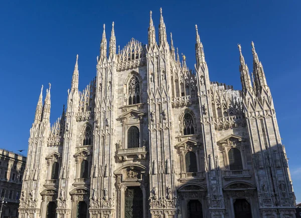Milano Duomo mavi gökyüzü altında