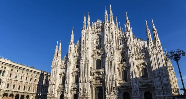 Milano Duomo mavi gökyüzü altında