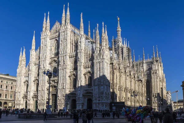 Миланский собор под голубым небом — стоковое фото